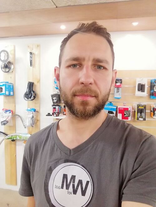 Monteur van Wielmaat in de winkel aan de Wagenaarstraat